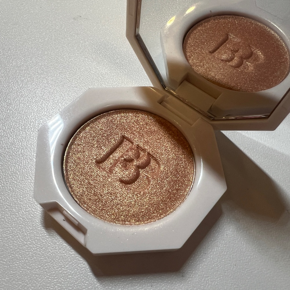 Fenty beauty highlighter